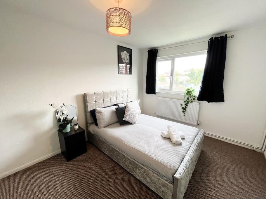 3 Bedroom House With Free Parking Chatham  Exterior photo